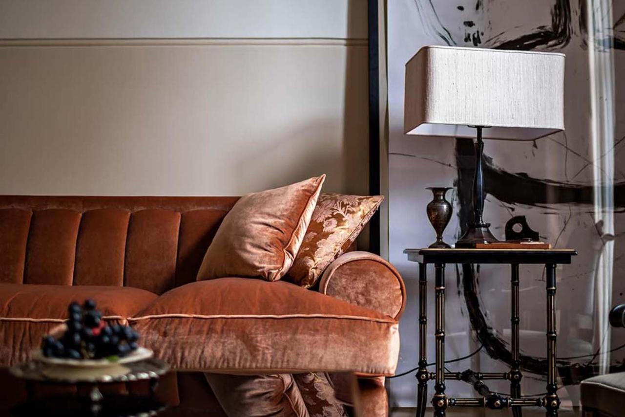 Nomad London Hotel Ngoại thất bức ảnh A velvet sofa