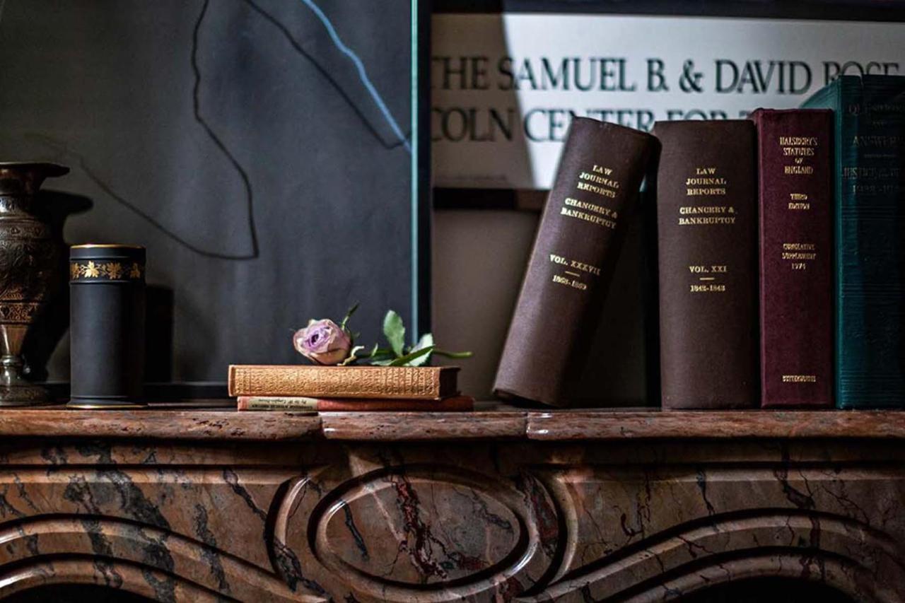 Nomad London Hotel Ngoại thất bức ảnh Books on a fireplace mantel