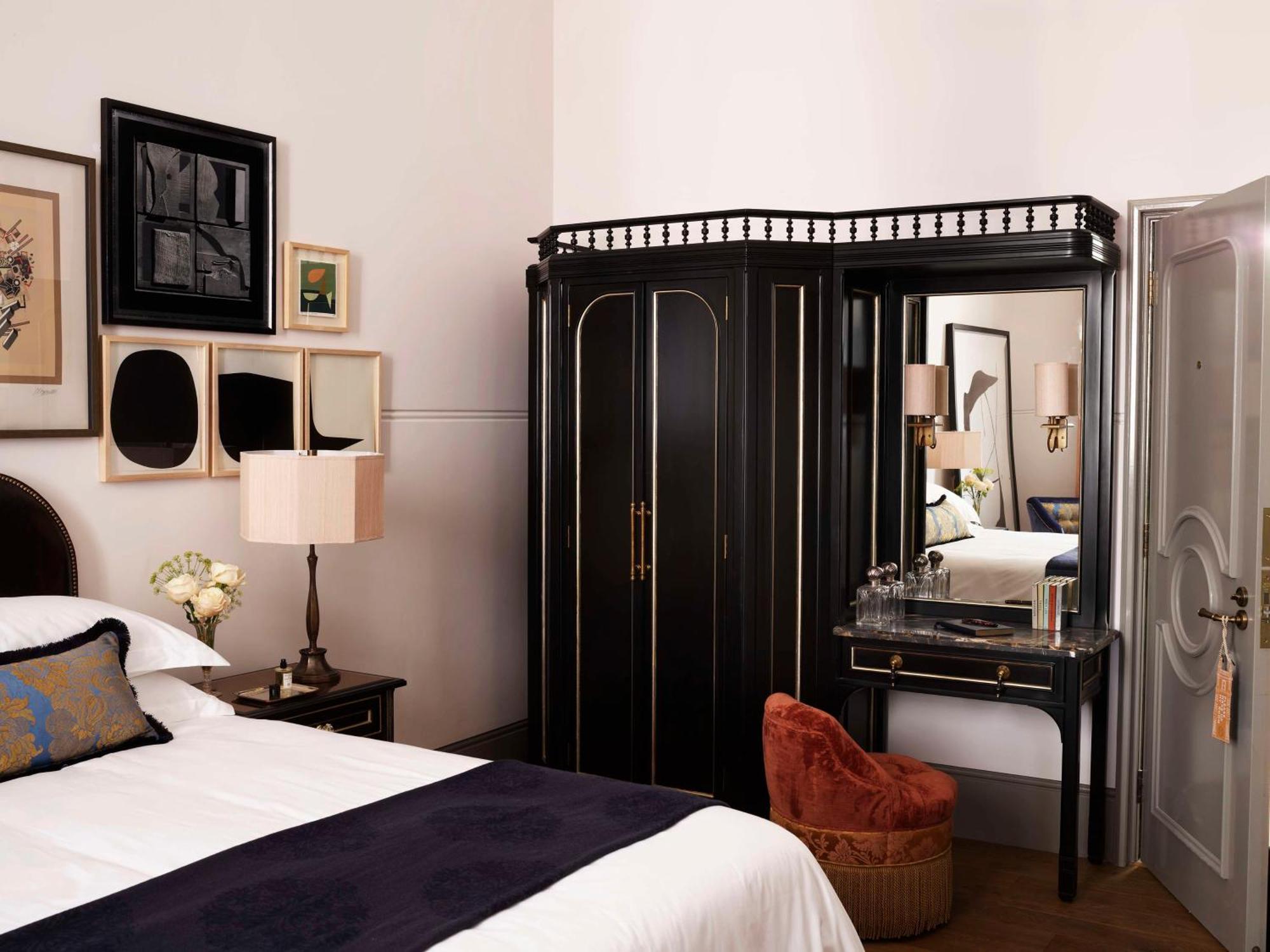 Nomad London Hotel Ngoại thất bức ảnh A bedroom at the Mandarin Oriental, Singapore