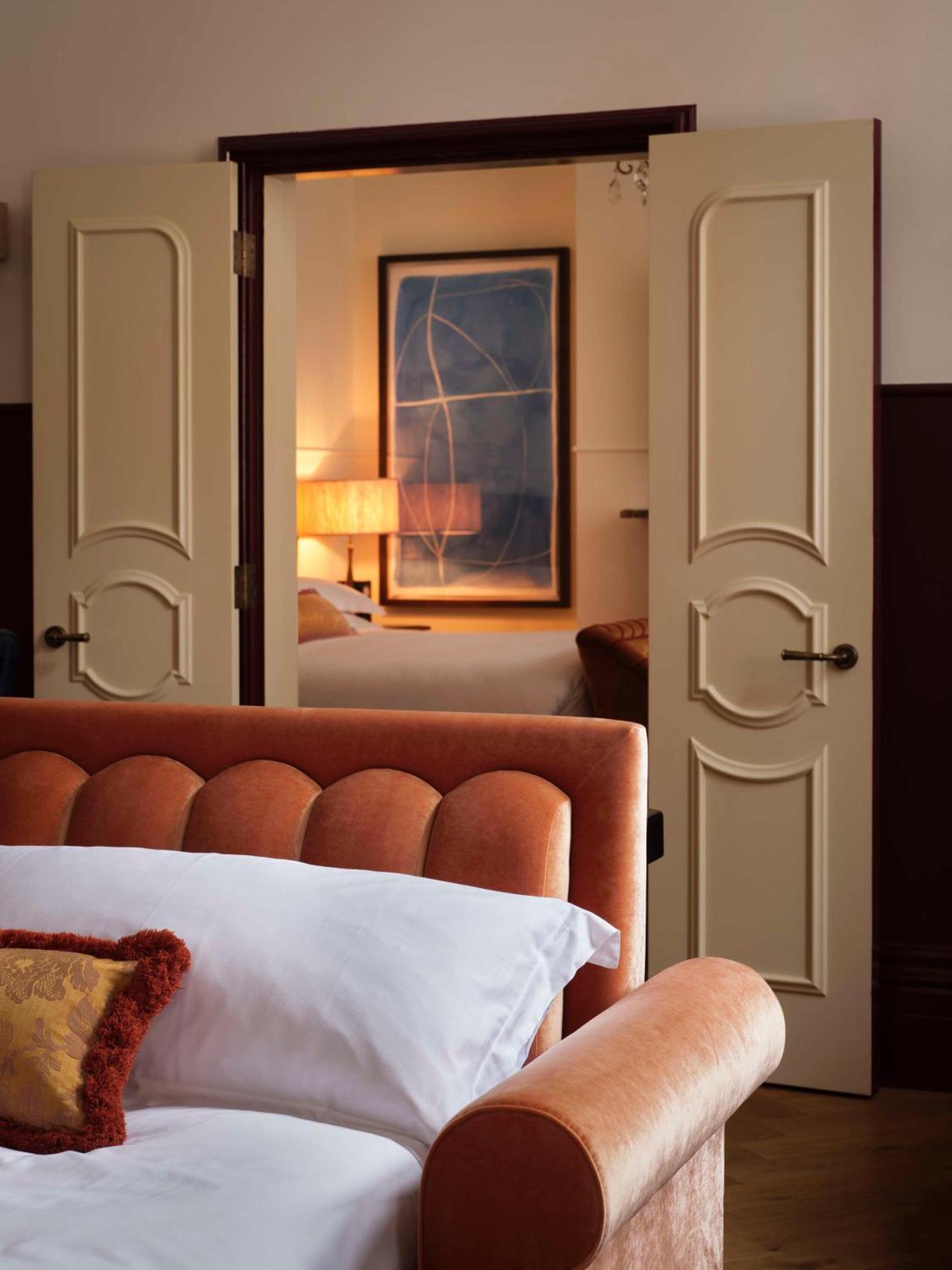 Nomad London Hotel Ngoại thất bức ảnh A bedroom at The Ritz-Carlton, Dubai